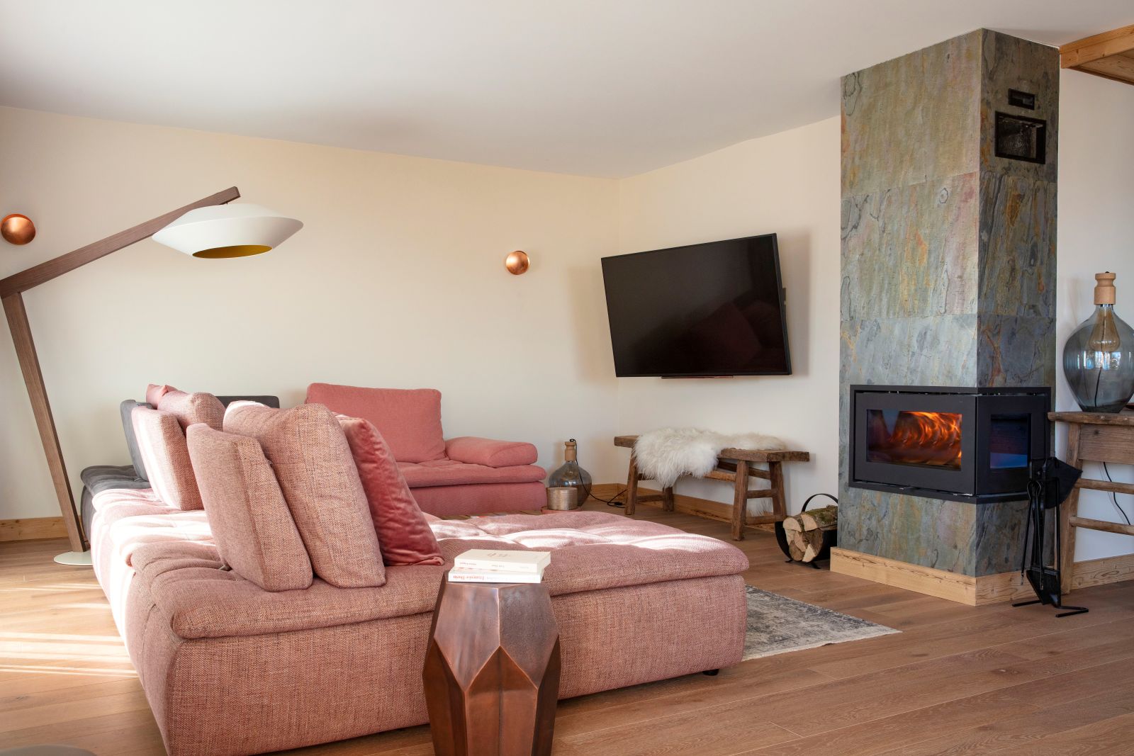 Grandes Rousses Hotel & Spa Alpe d'Huez - Lounge area with pink sofa and fireplace