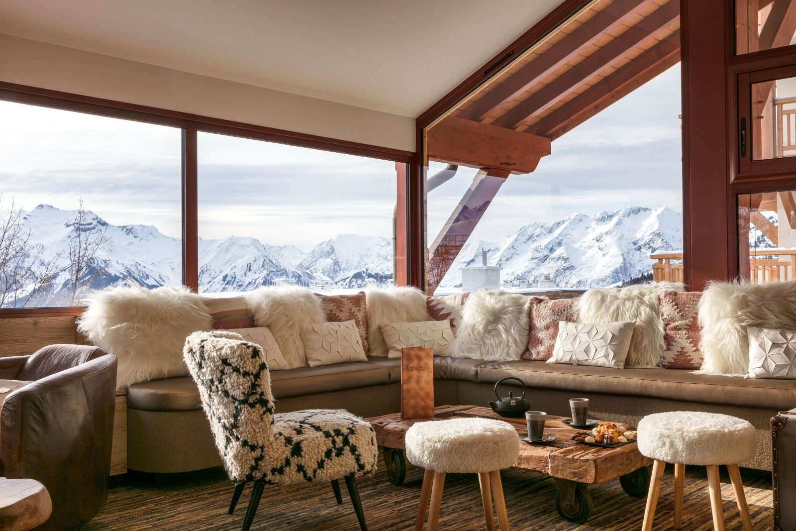 Grandes Rousses Hotel & Spa Alpe d'Huez - Lobby seating area with mountain views