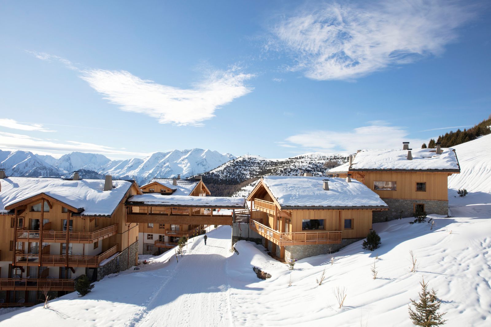 Grandes Rousses Hotel & Spa Alpe d'Huez - Hotel exterior and snowy mountain view