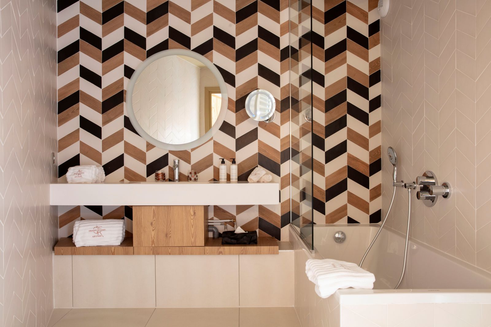 Grandes Rousses Hotel & Spa Alpe d'Huez - Bathroom with zigzag pattern