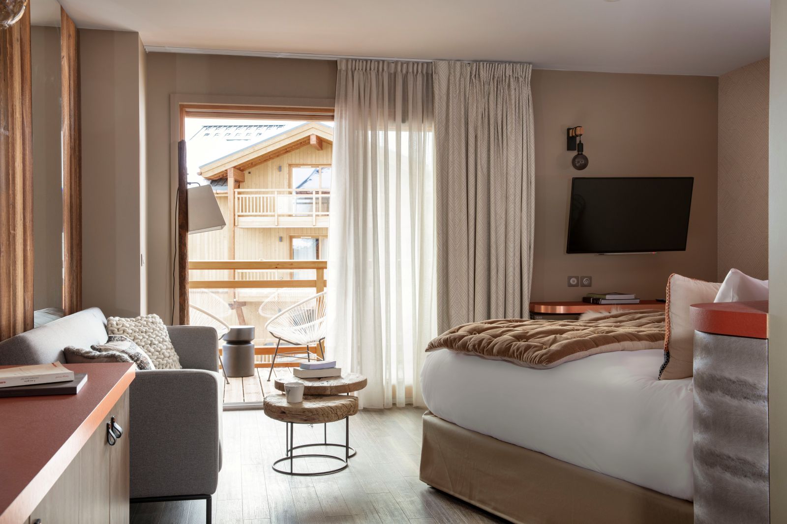 Grandes Rousses Hotel & Spa Alpe d'Huez - Bright bedroom with sofa and balcony