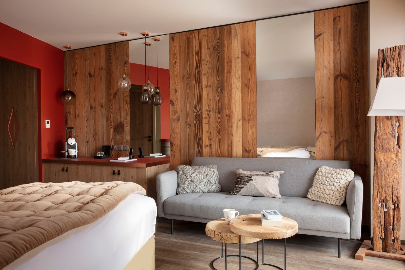 Grandes Rousses Hotel & Spa Alpe d'Huez - seating area of bedroom with tea making facilities
