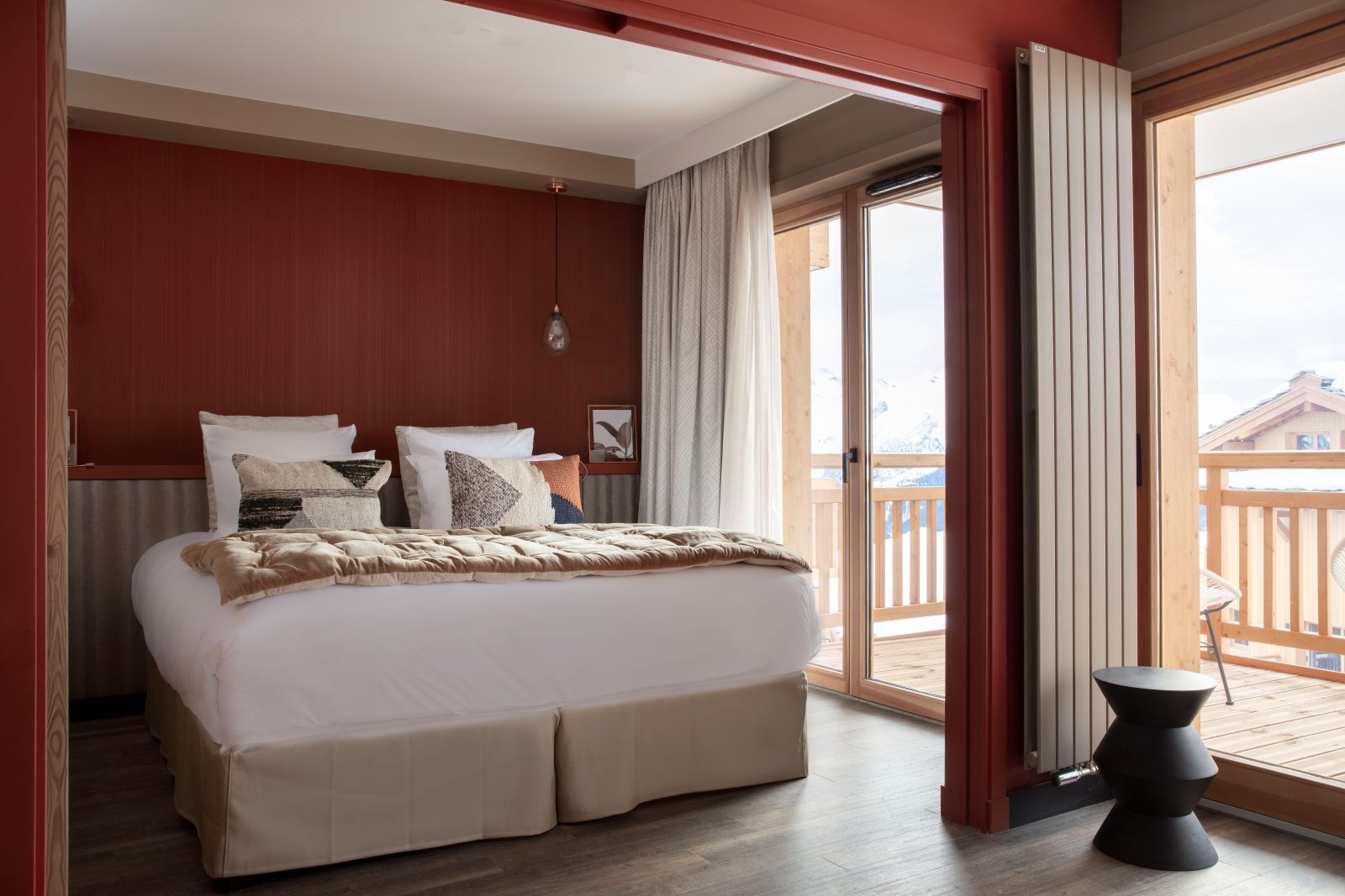 Grandes Rousses Hotel & Spa Alpe d'Huez - King size bed in suite with large balcony