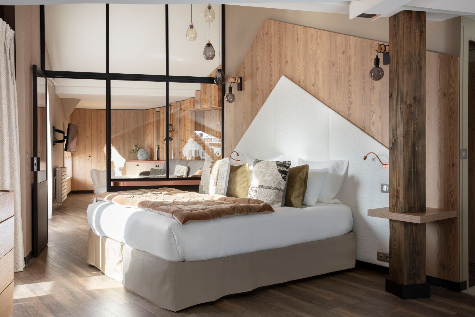 Grandes Rousses Hotel & Spa Alpe d'Huez - Bright airy one bedroom suite with lounge area