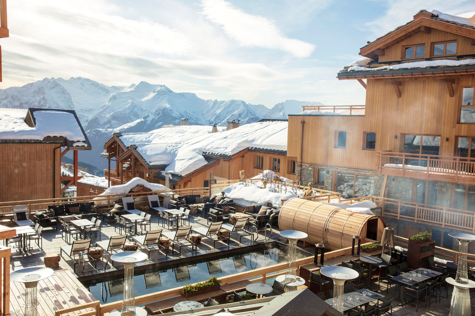 Grandes Rousses Hotel & Spa Alpe d'Huez - Hotel exterior with roof top spa and mountain view