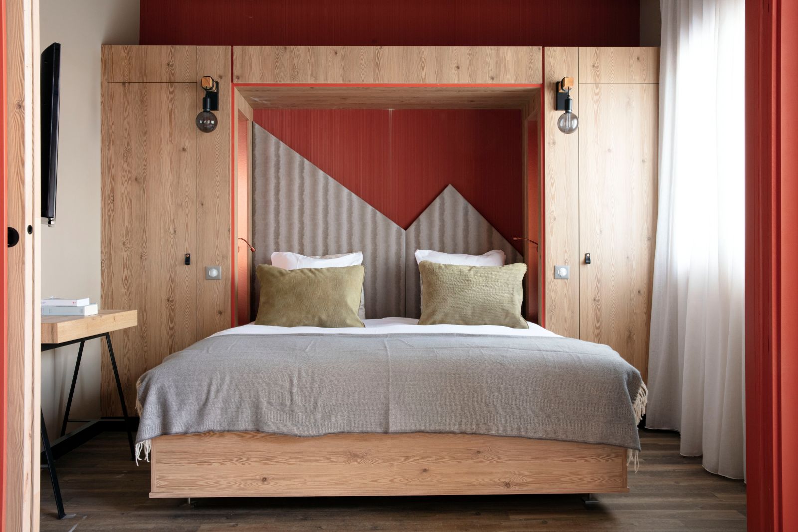 Grandes Rousses Hotel & Spa Alpe d'Huez - Contemporary bedroom with wooden panels and side lights