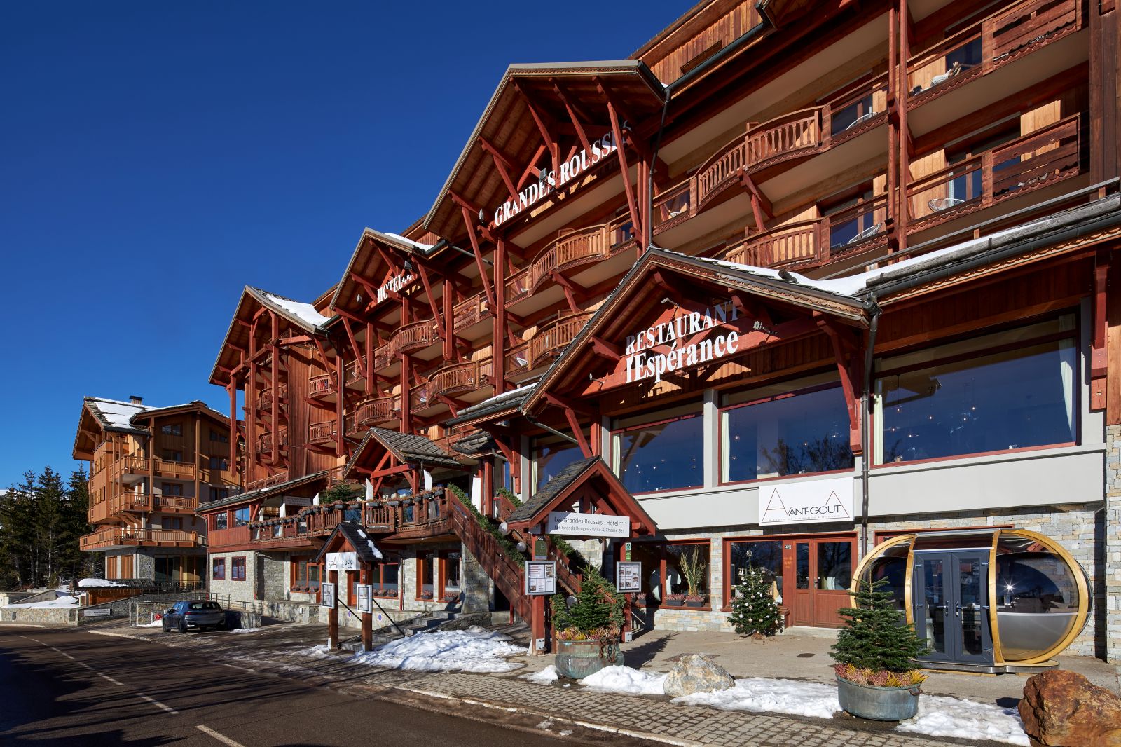 Grandes Rousses Hotel & Spa Alpe d'Huez - Hotel exterior front entrance