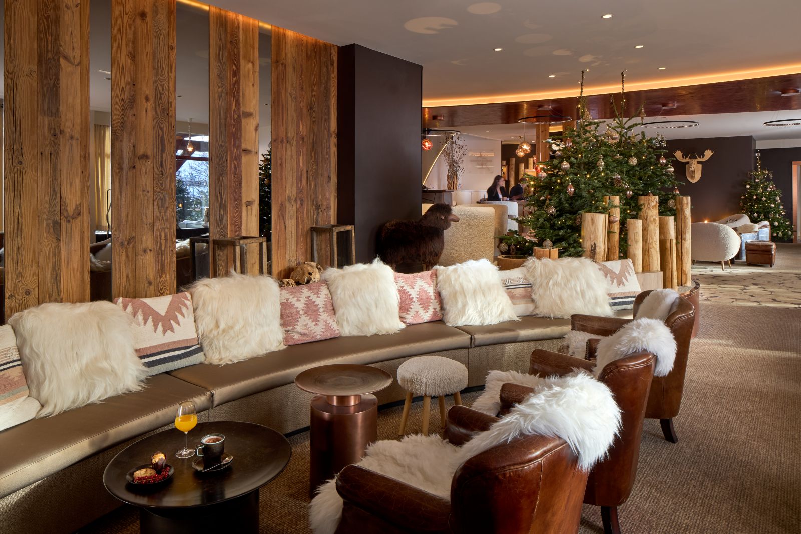 Grandes Rousses Hotel & Spa Alpe d'Huez - Bright lobby seating area with Christmas trees