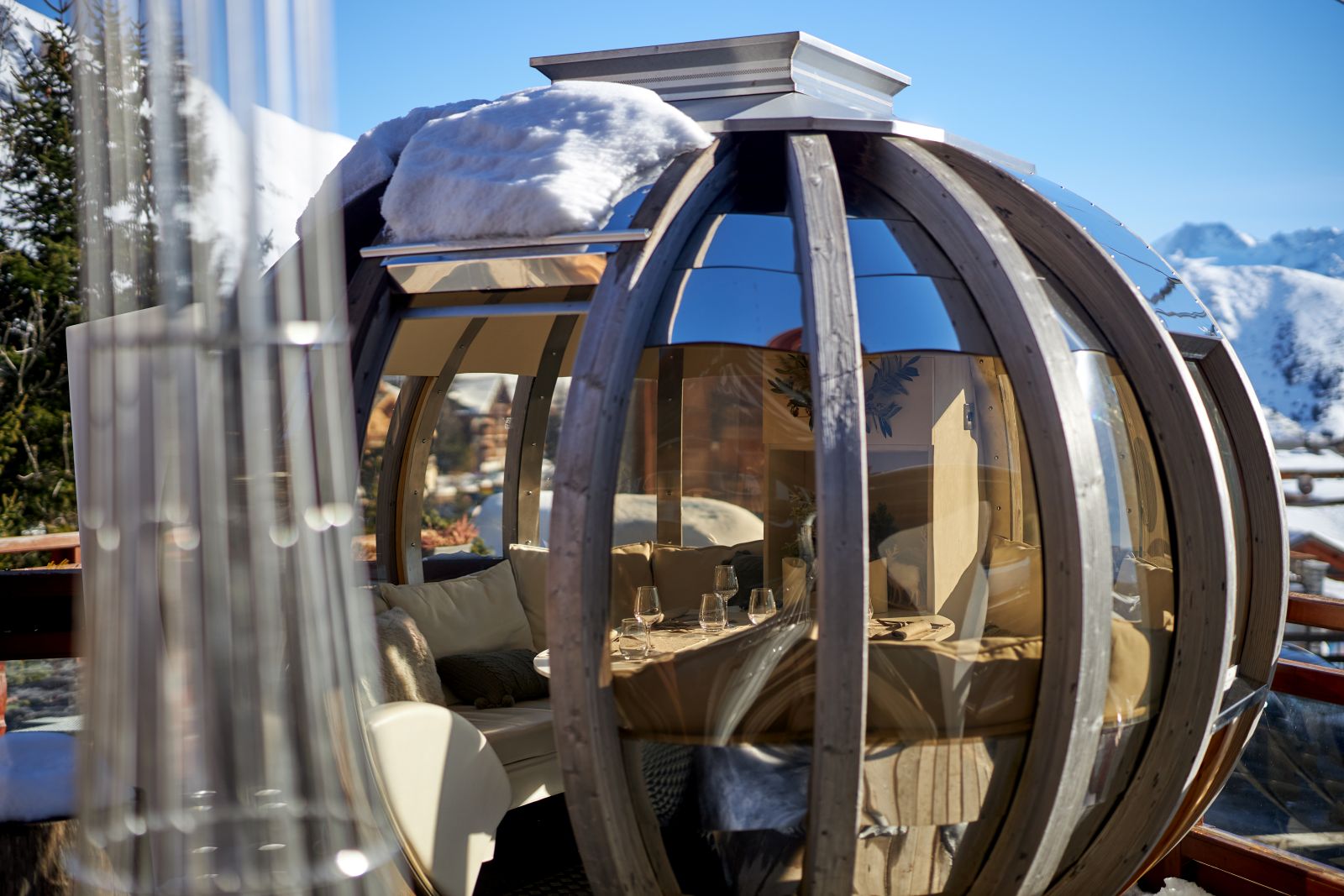 Grandes Rousses Hotel & Spa Alpe d'Huez - Private dining pod with mountain views