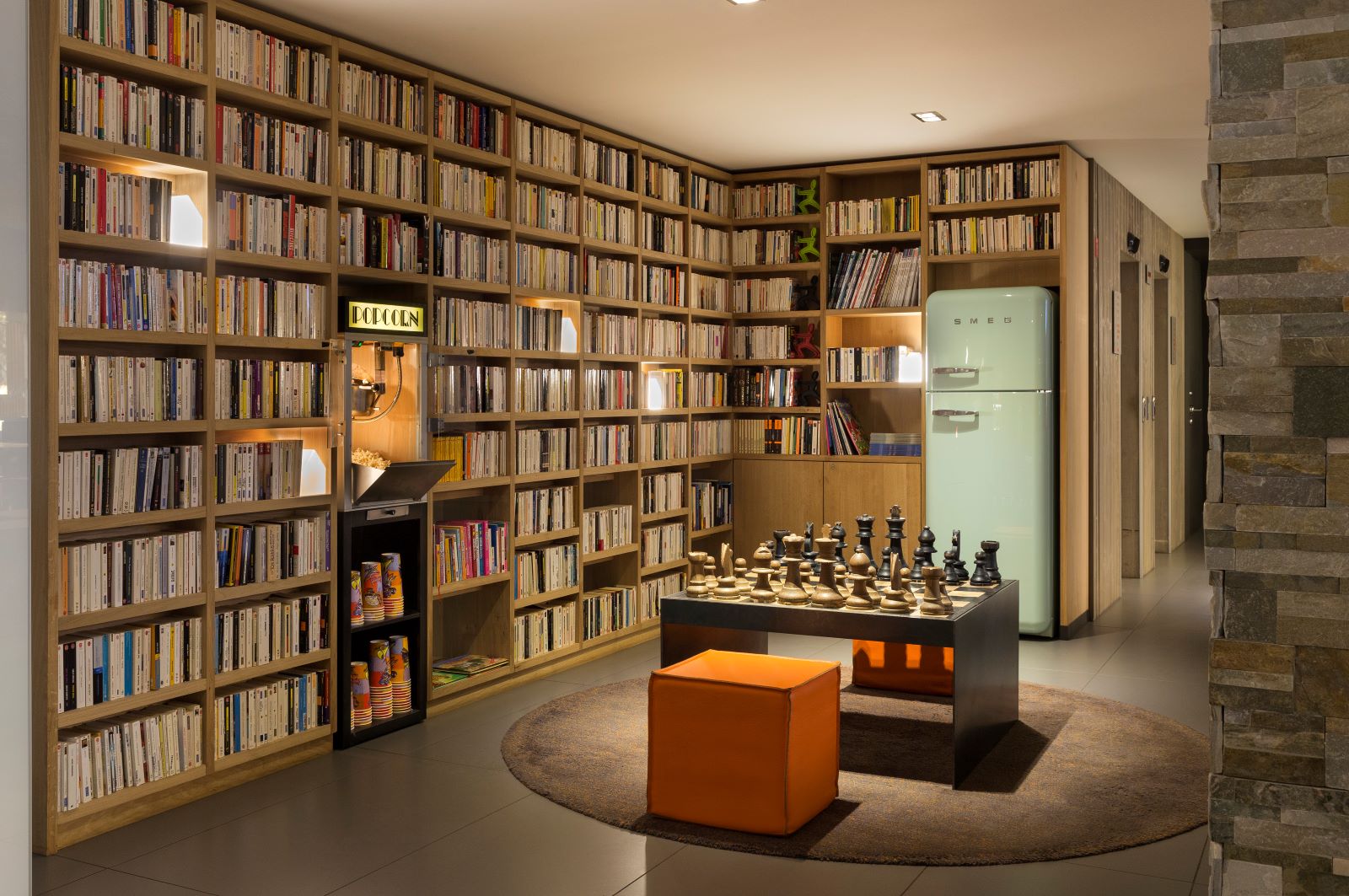 Hotel Héliopic Chamonix - Library area with ginat chess popcorn machine and fridge