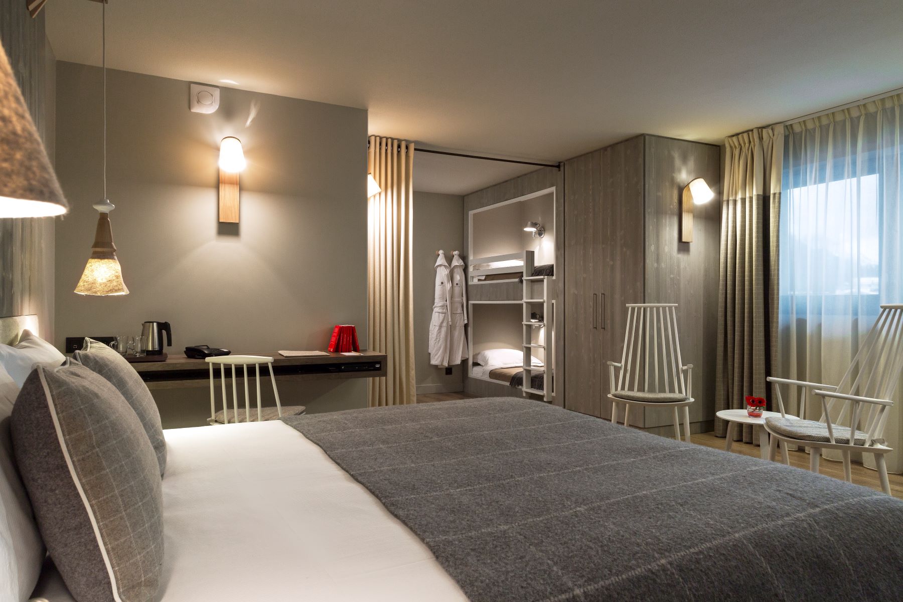Hotel Héliopic Chamonix - Large family room with double bed two bunk beds with privacy curtain chiars desk and tea making facilities