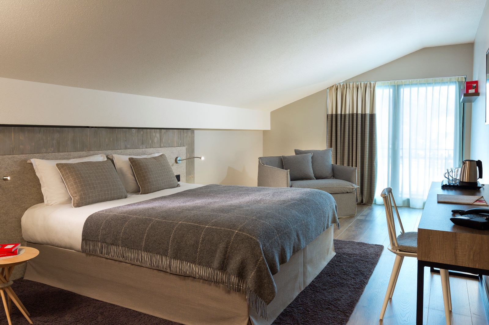 Hotel Héliopic Chamonix - Large double room with comfy chair writing desk and balcony