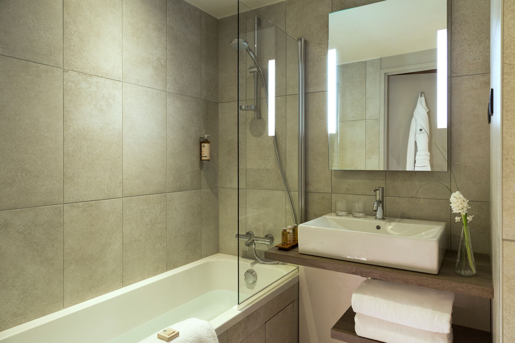 Hotel Héliopic Chamonix - Contemporary bathroom with shower over bath and large sink with vanity mirror
