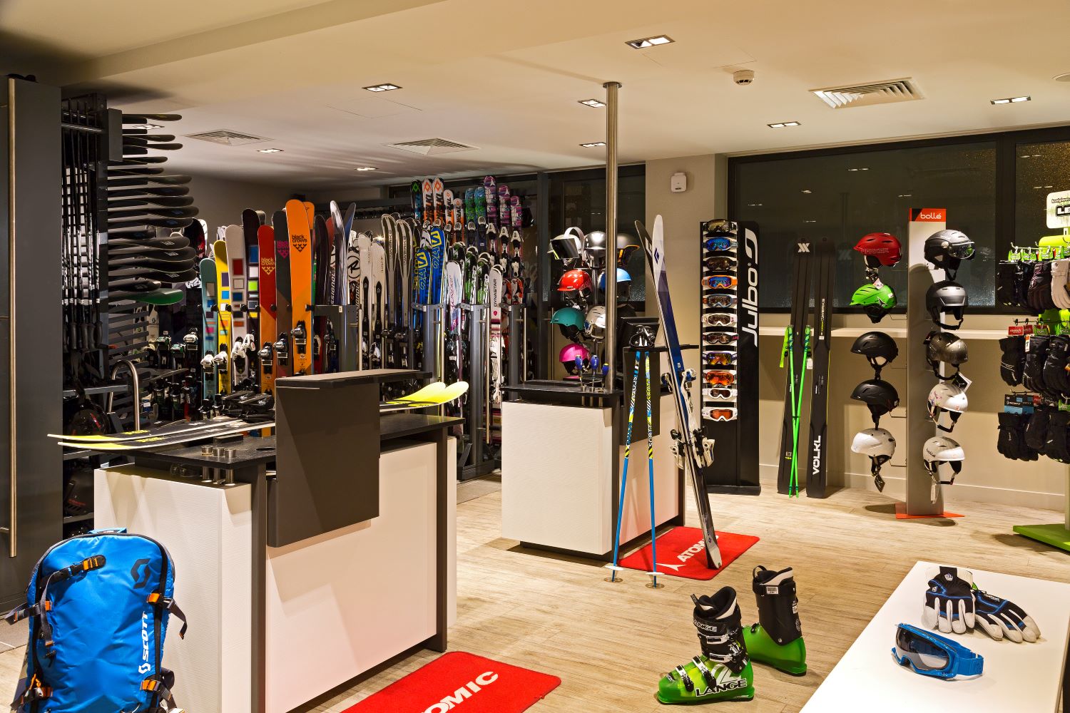 Hotel Héliopic Chamonix - Ski shops with skis snowboards poles boots and helmets
