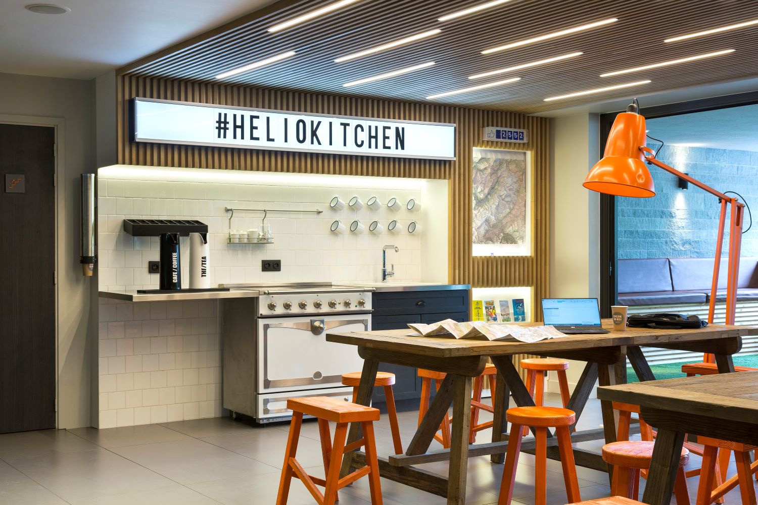 Hotel Héliopic Chamonix - Communal zone with seating and small kitchen area with tea and coffee making facilities