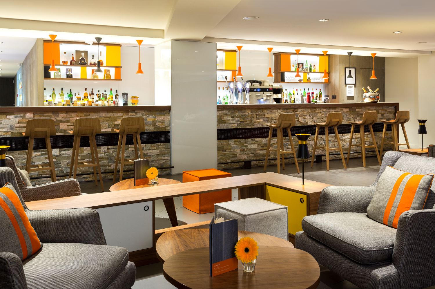 Hotel Héliopic Chamonix - Comfy seating area in contemporary bar with stools