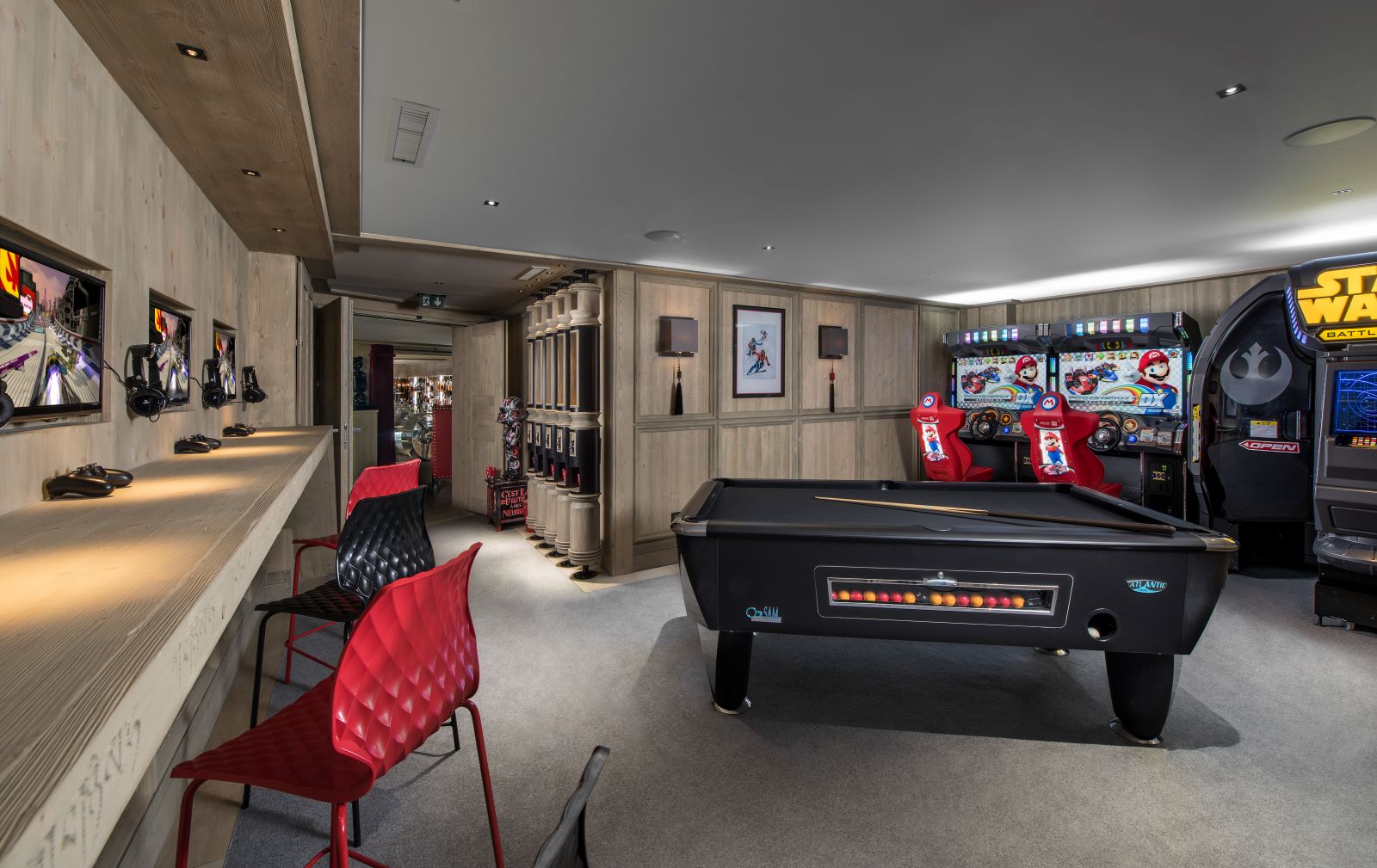 Hotel Le K2 Altitude Courchevel - games room with arcade games games consoles and pool table