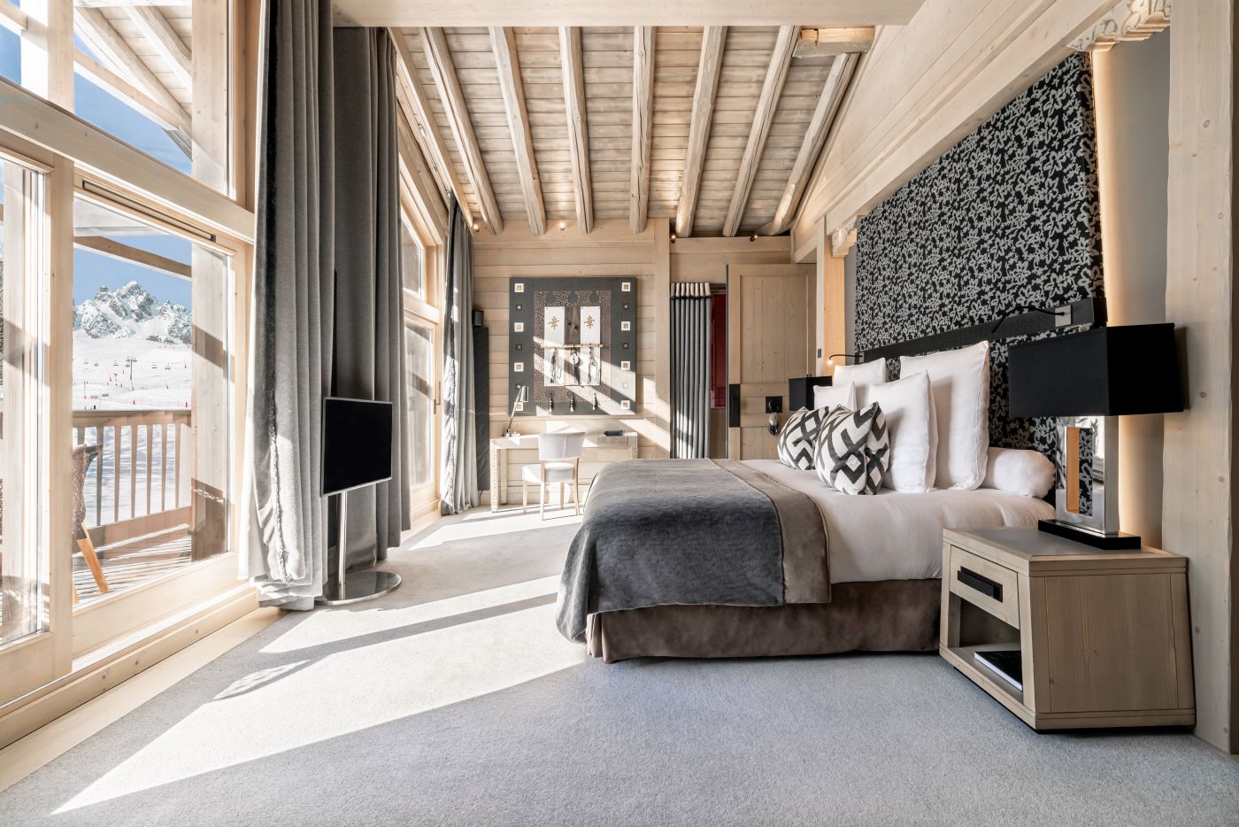 Hotel Le K2 Altitude Courchevel - extr large kind size bedroom with high ceilings tv writing desk double patio doors leading to a large private balcony