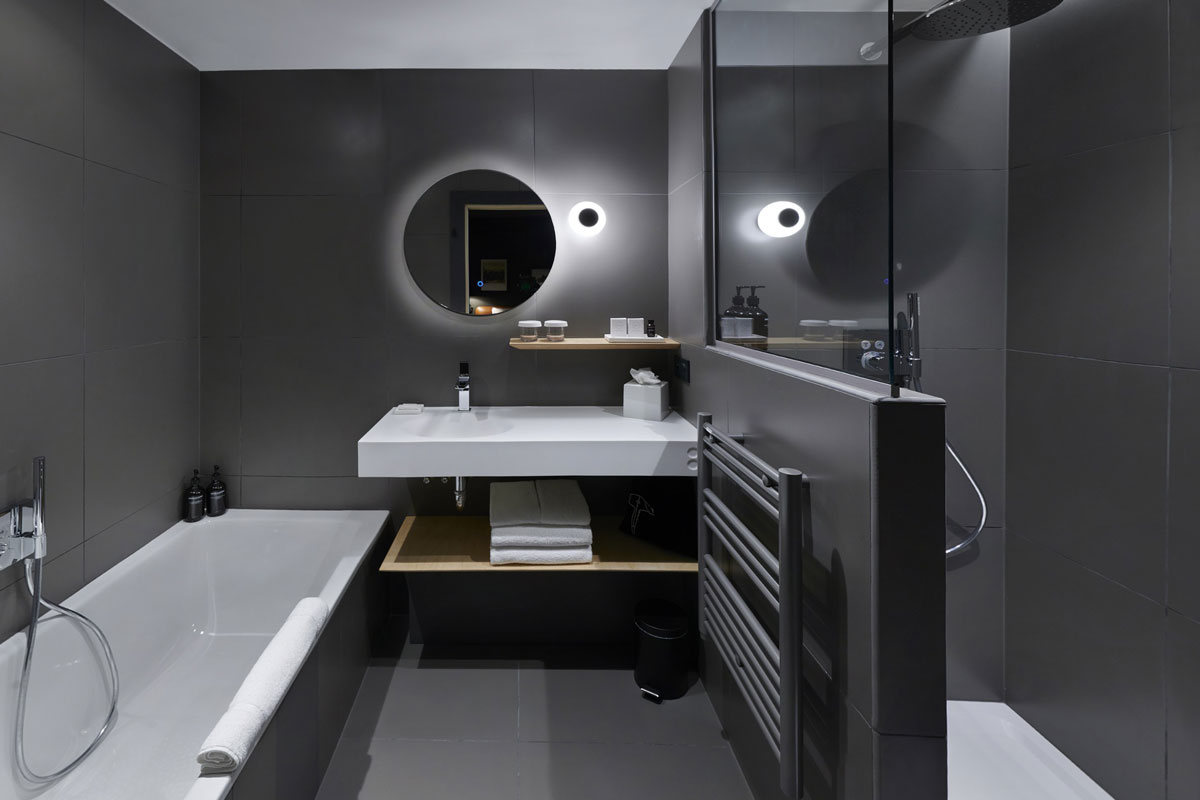 Hotel Mil8 Avoriaz - Hotel contemporary bathroom with bath and walk in shower