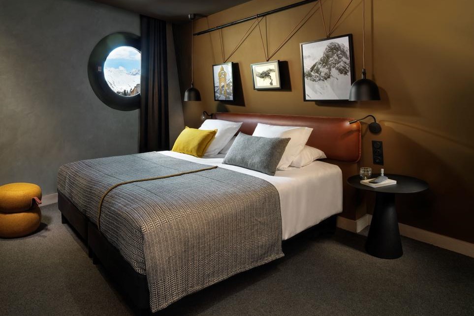 Hotel Mil8 Avoriaz - Hotel cosy double bedroom with portal window and mountain views