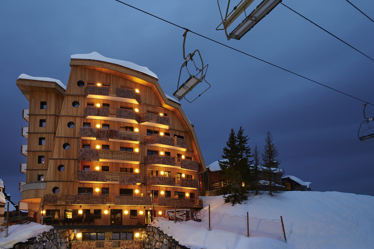 Hotel Mil8 Avoriaz - Hotel exterior at night