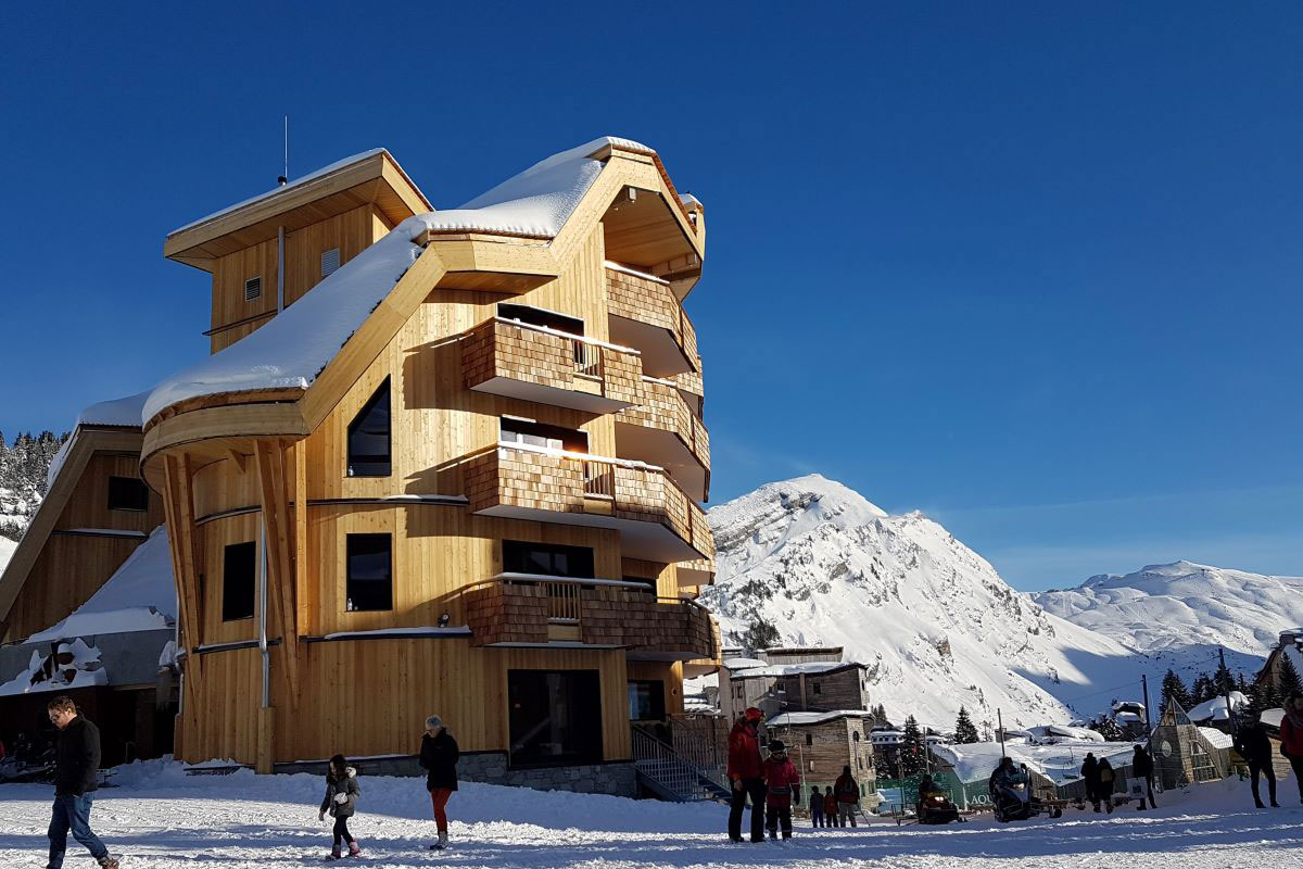 Hotel Mil8 Avoriaz - Hotel exterior with mount5ains ski mobiles Christmas trees and mountains