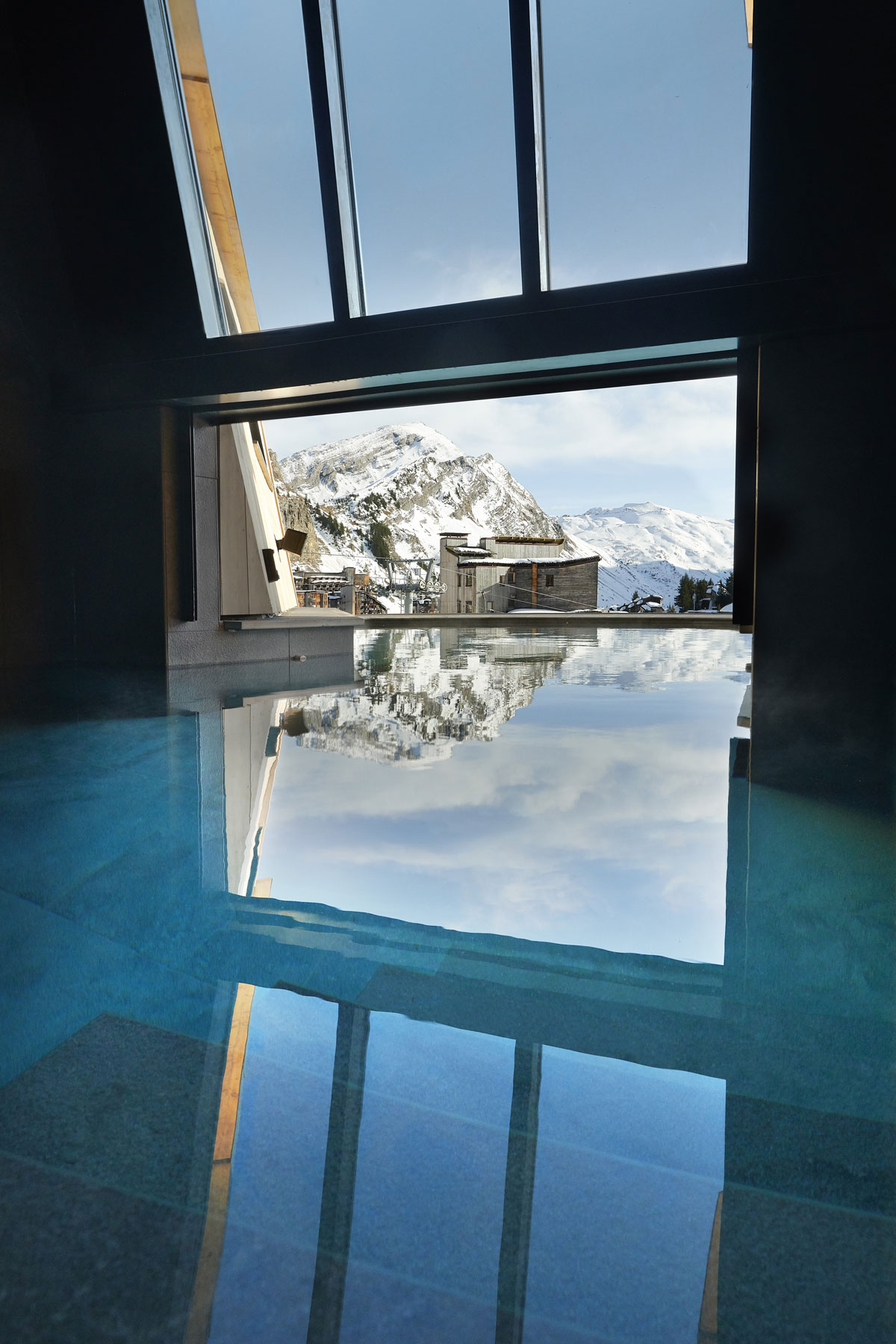 Hotel Mil8 Avoriaz - Hotel indoor outdoor pool with resort and mountain views