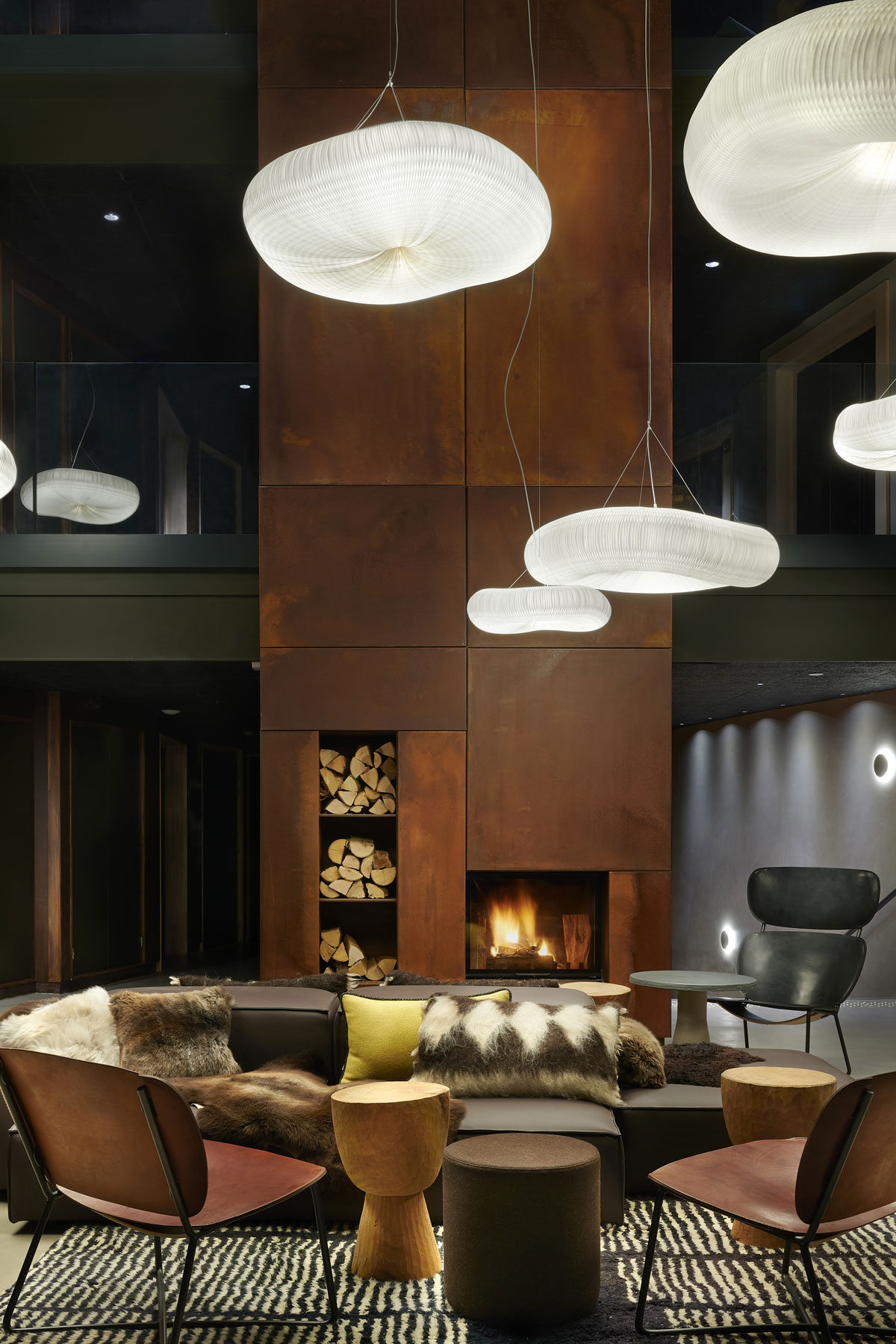 Hotel Mil8 Avoriaz - Hotel lobby seating area with real fire and logs