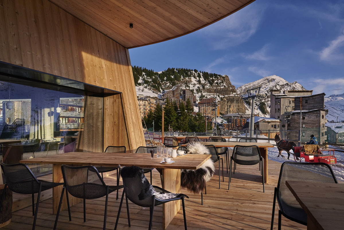 Hotel Mil8 Avoriaz - Hotel restaurant terrace with resort and mountain views