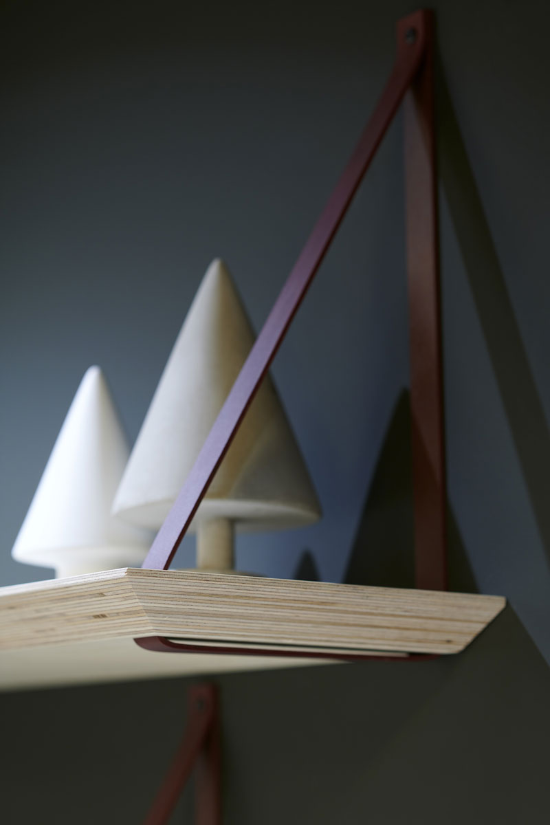 Hotel Mil8 Avoriaz - Hotel bookshelf with white trees