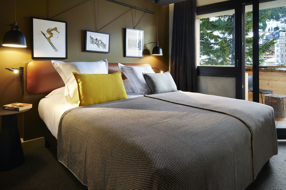 Hotel Mil8 Avoriaz - Hotel bedroom with balcony and mountain trees views