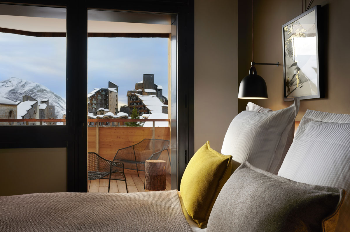 Hotel Mil8 Avoriaz - Hotel bedroom with large balcony and resort mountain views