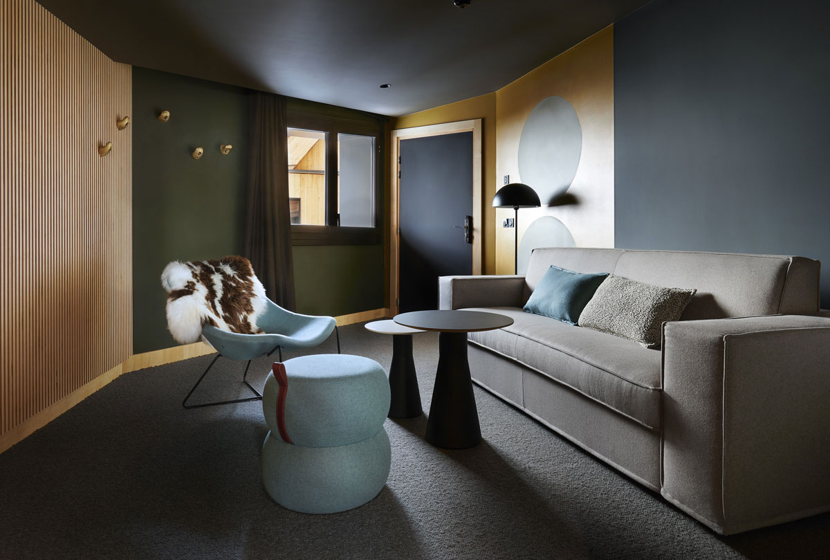 Hotel Mil8 Avoriaz - Hotel lounge area with sofa table and chairs