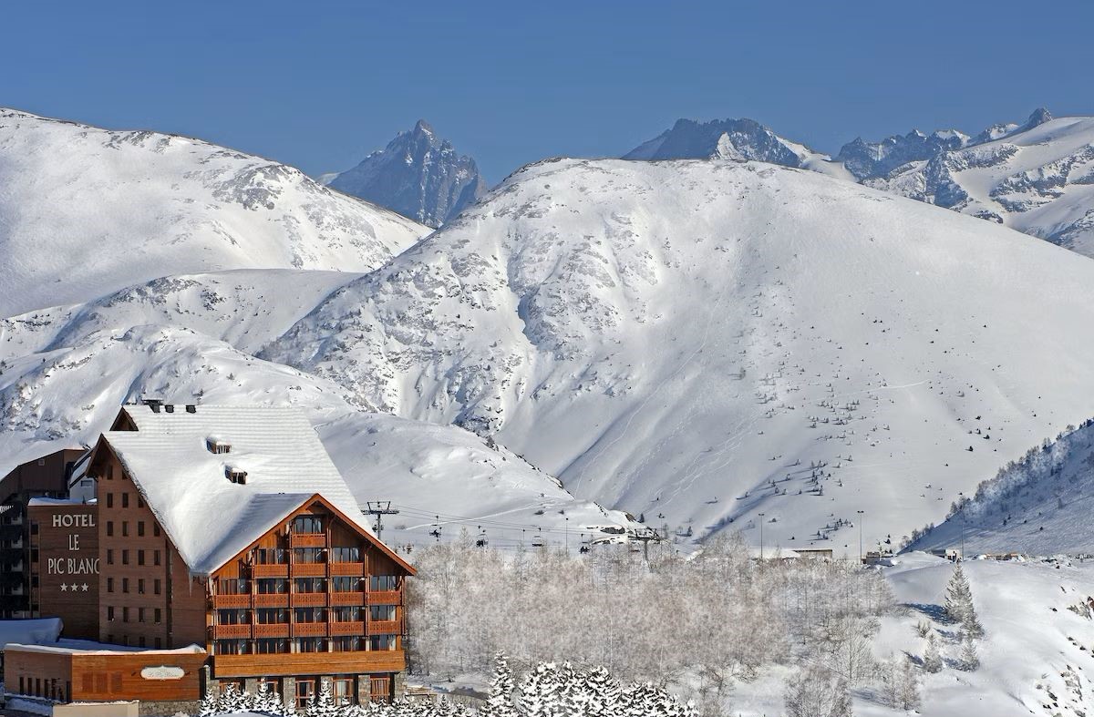 Hotel Le Pic Blanc Alpe d'Huez - Hotel exterior with mountain views