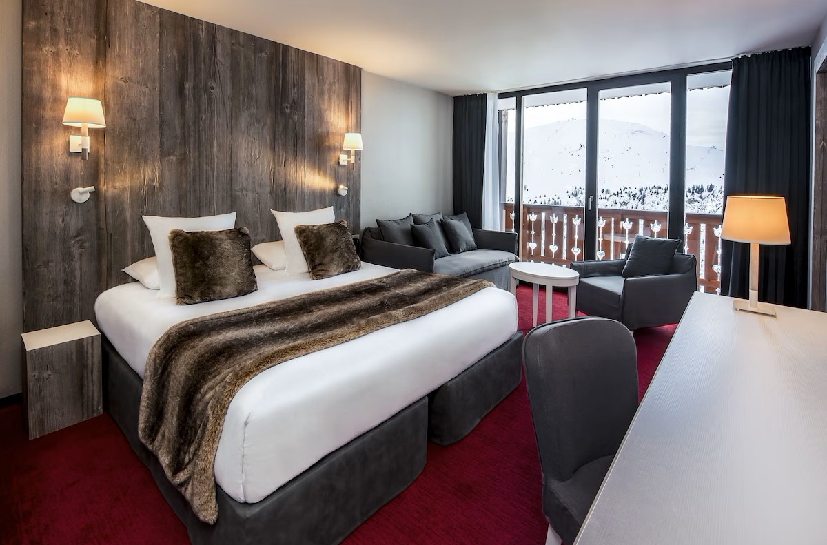Hotel Le Pic Blanc Alpe d'Huez - Hotel large bed with searting area and Juliette balcony