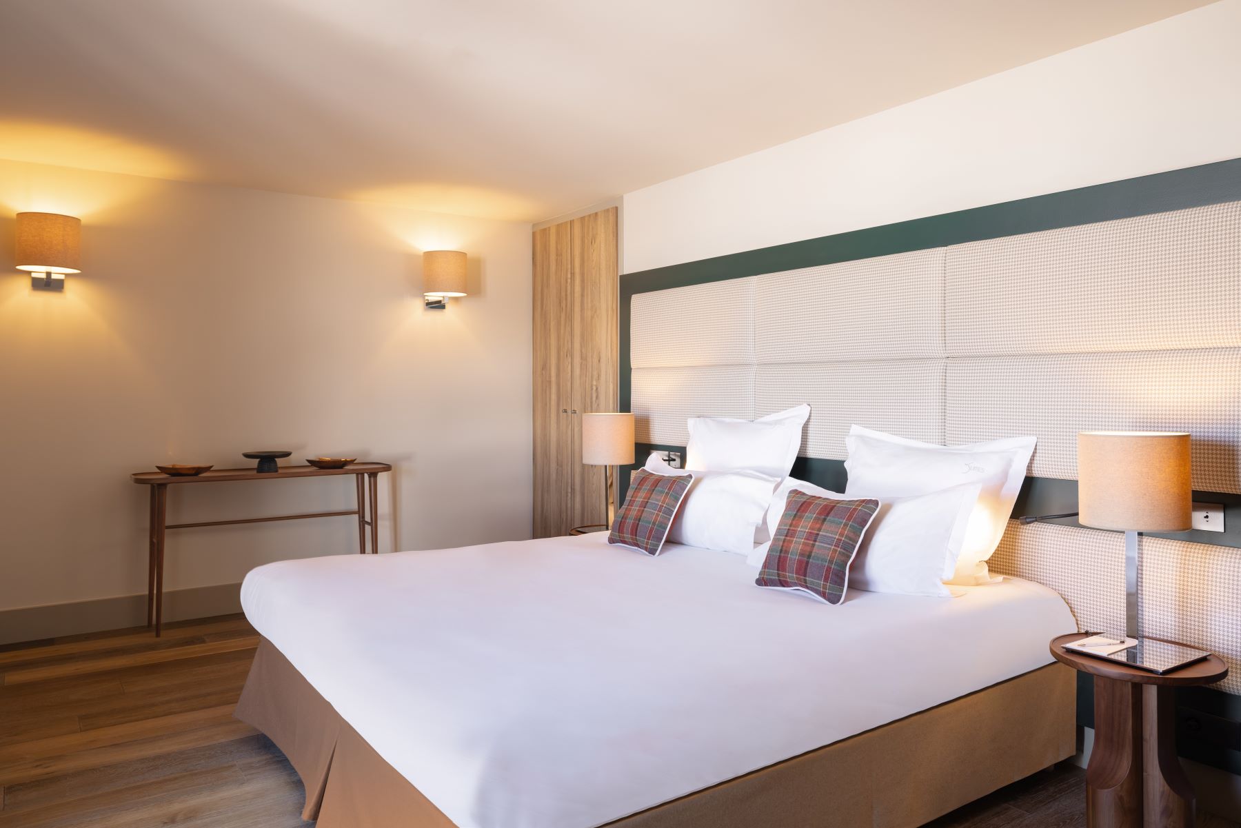 Les Suites de la Potinière Courchevel - large basic double bedroom with wardrobe