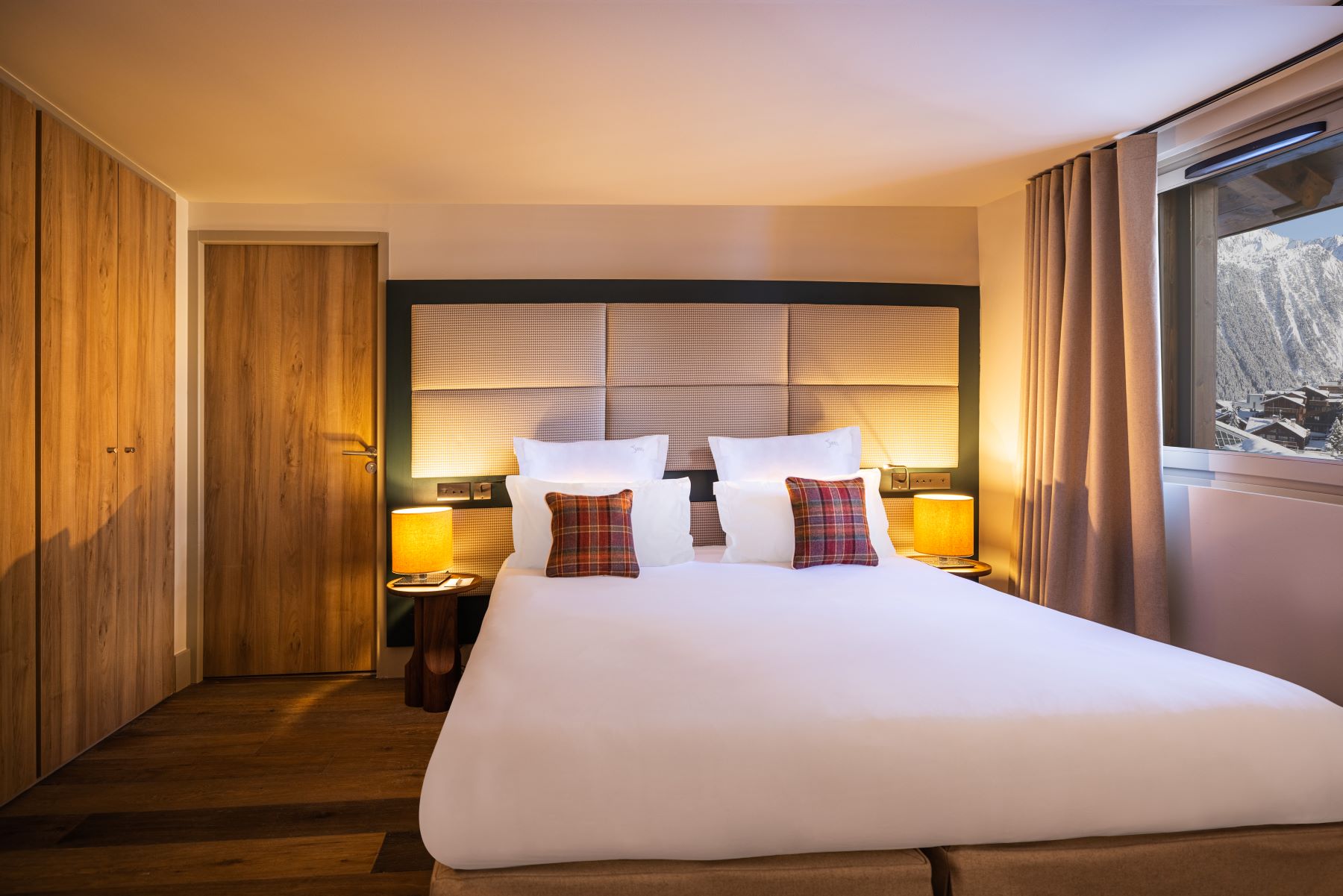Les Suites de la Potinière Courchevel - Cosy double bedroom with built in wardrobes and mountain views