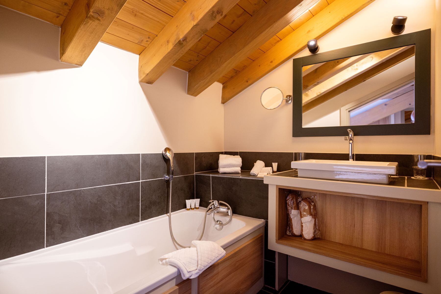 Les Suites de la Potinière Courchevel - Small bathroom with shower over bath sink and mirror