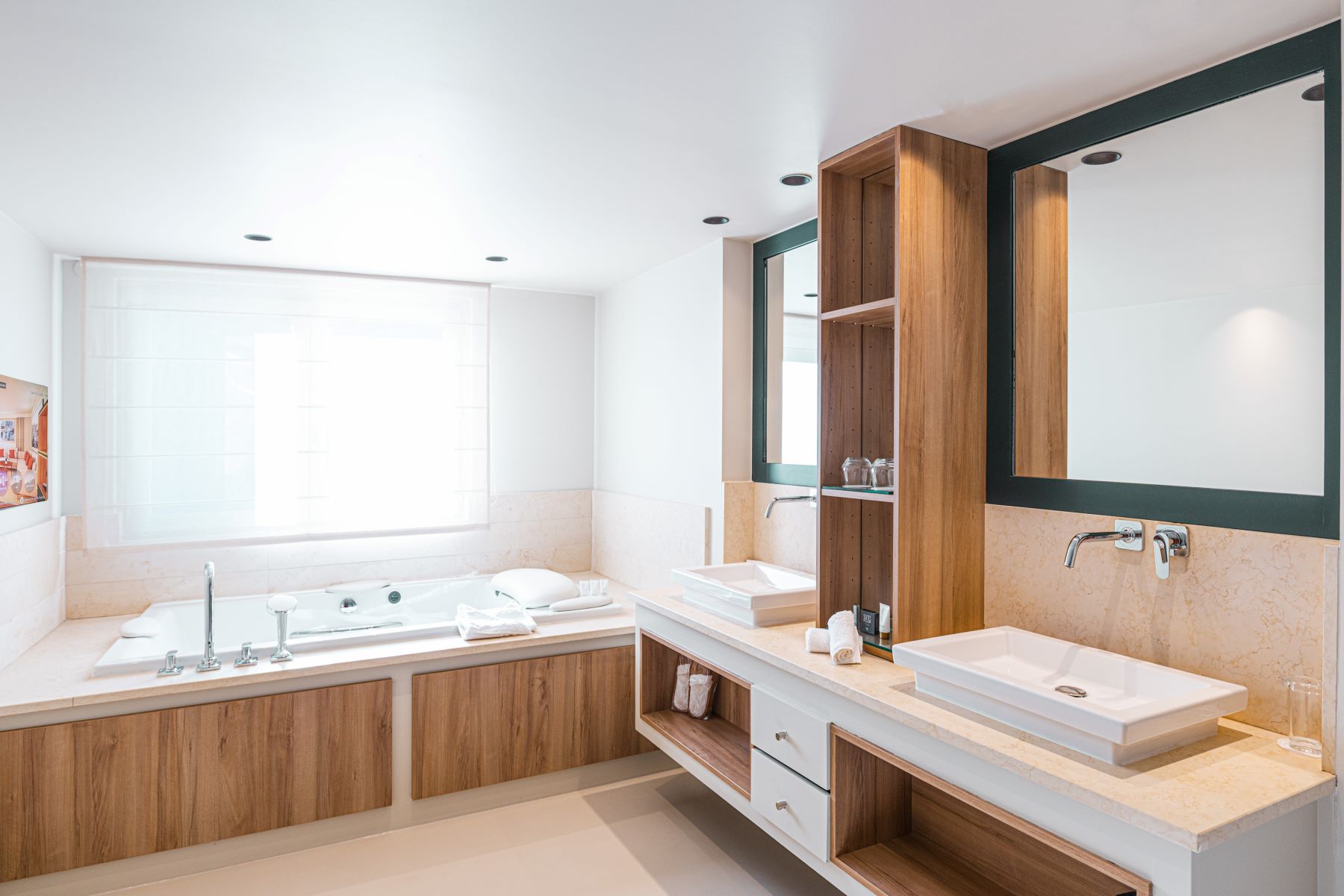 Les Suites de la Potinière Courchevel - Luxurious bathroom with sunken bath two sinks and two mirrors