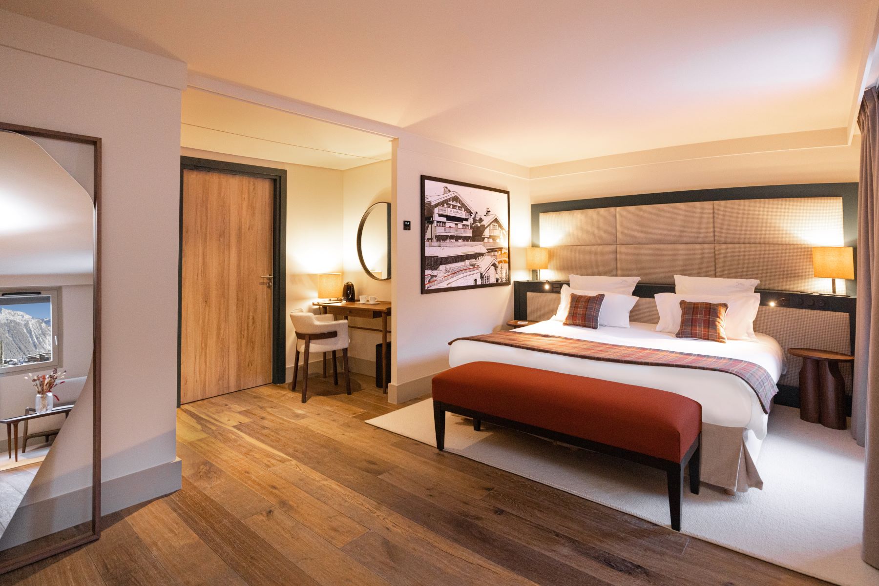 Les Suites de la Potinière Courchevel - Bright airy bedroom with separatedesk area with tea making facilities and a large mirror