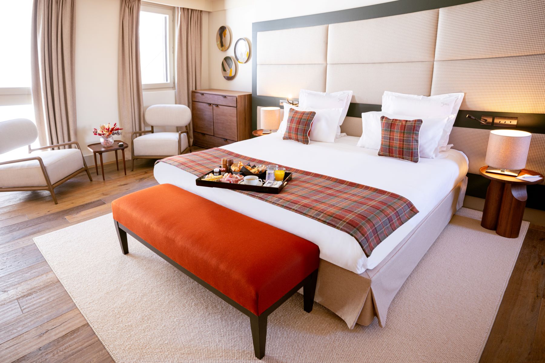 Les Suites de la Potinière Courchevel - Bright spacious bedroom with seating drawers and windows