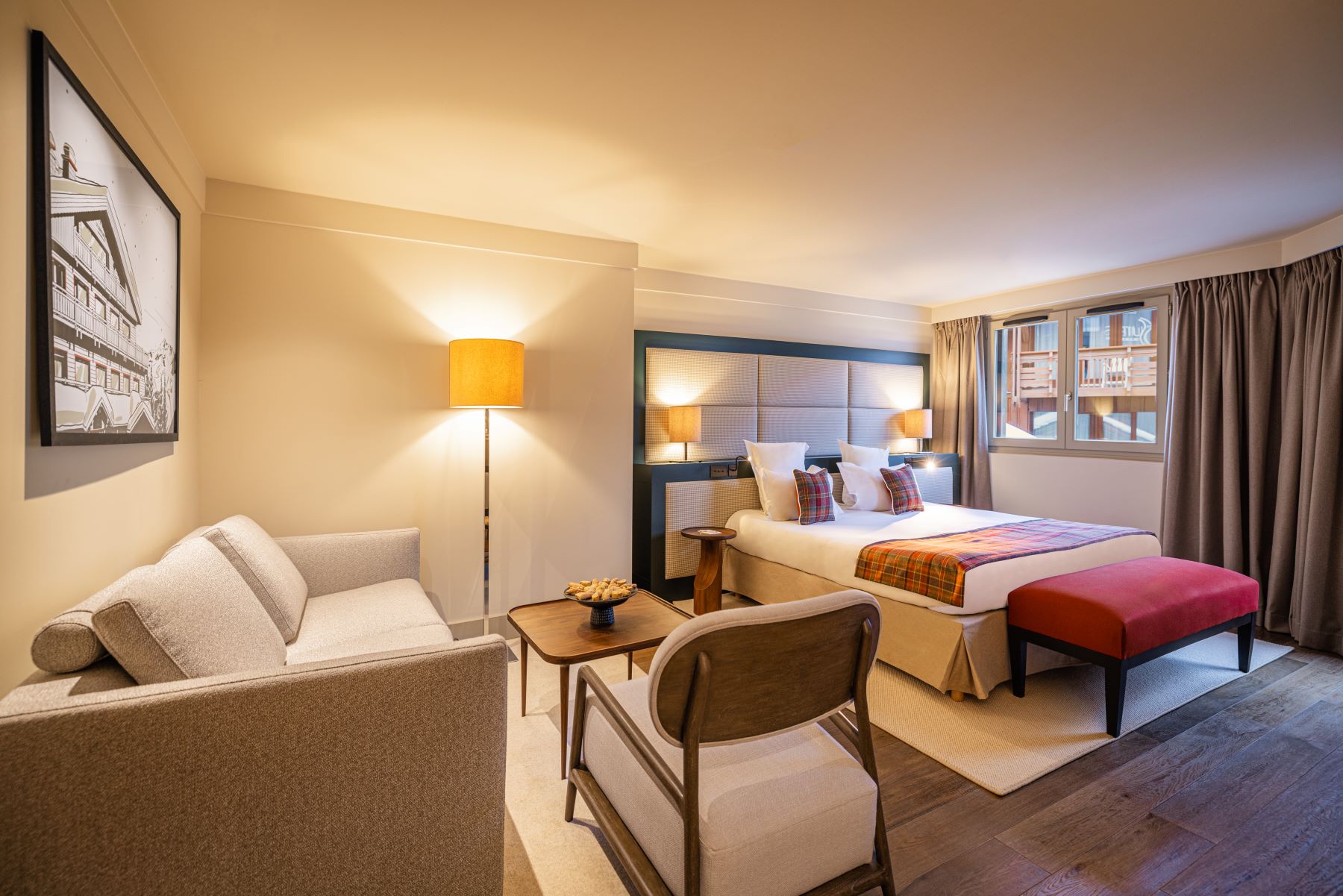 Les Suites de la Potinière Courchevel - Double bedroom and sitting area with sofa and chair