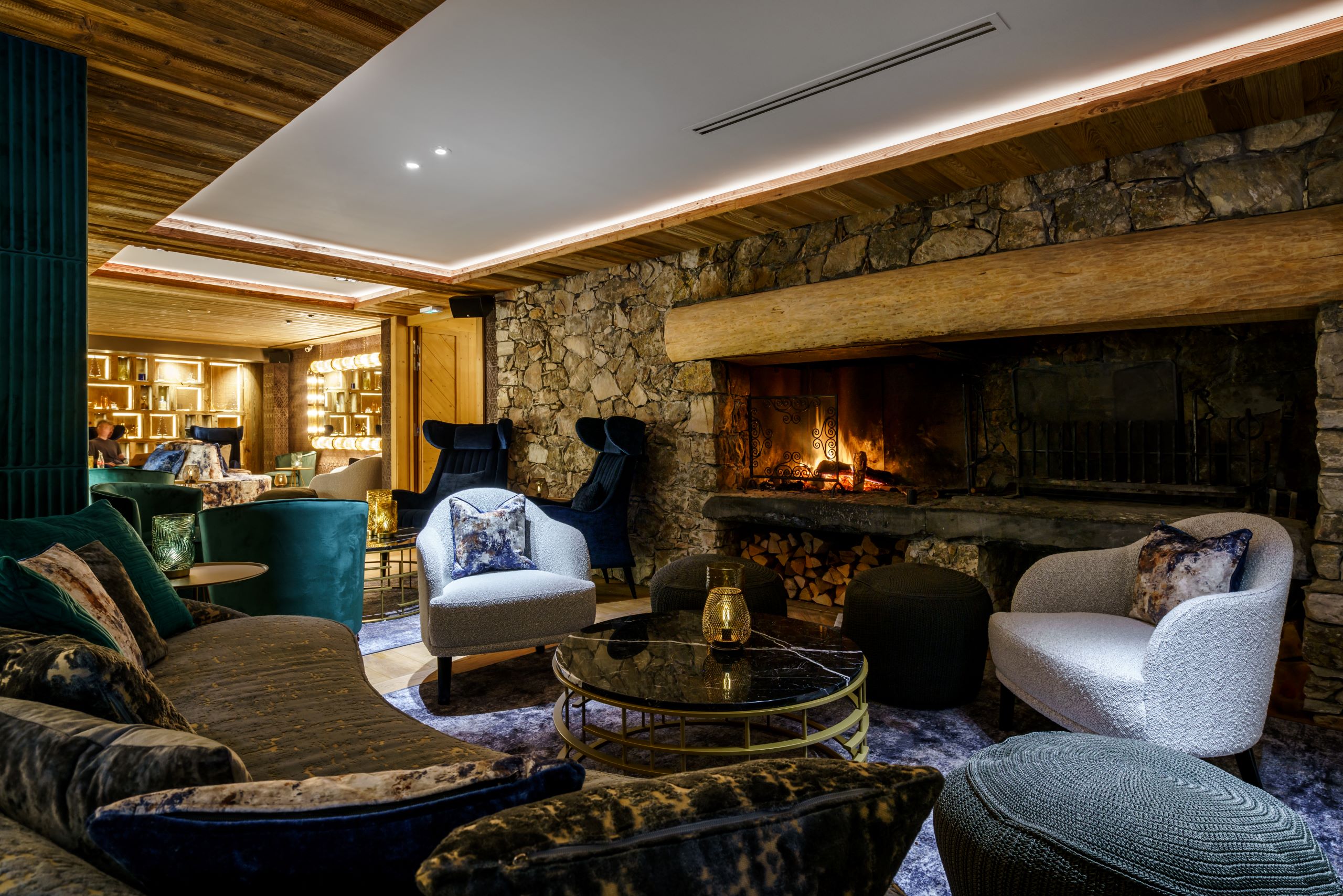Hotel La Sivolière Courchevel - welcoming cosy seating area in bar with real fire