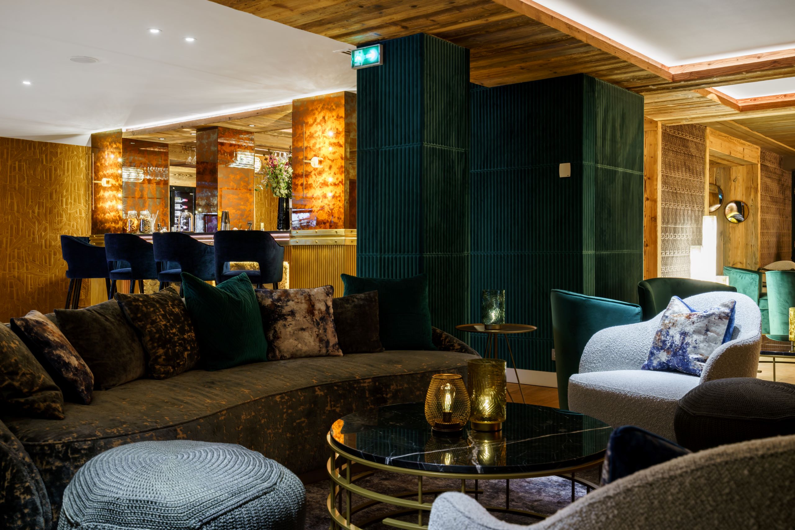 Hotel La Sivolière Courchevel - luxurious bar with stools and comfortable seating areas