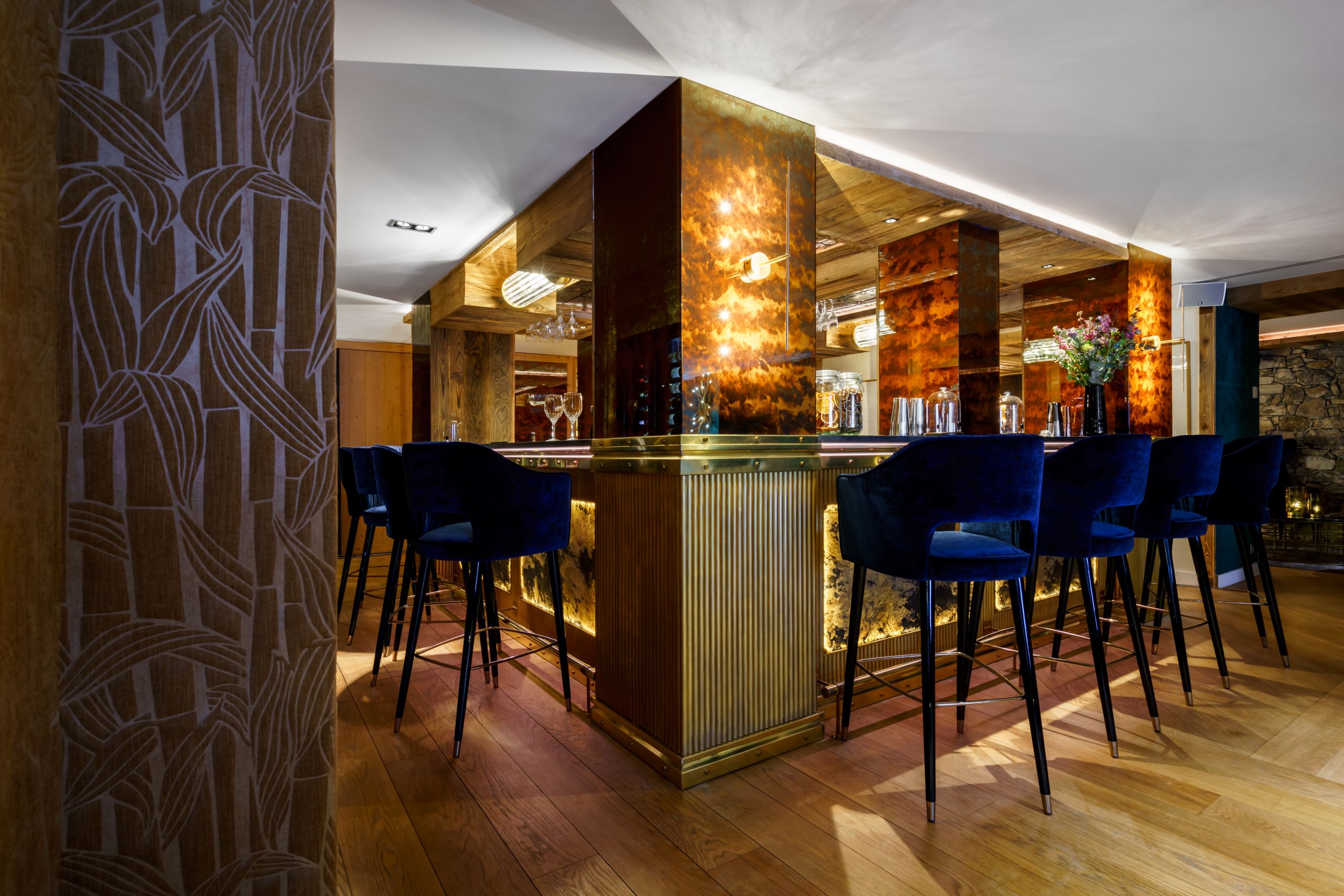 Hotel La Sivolière Courchevel - Stylish bar with plush bar stools