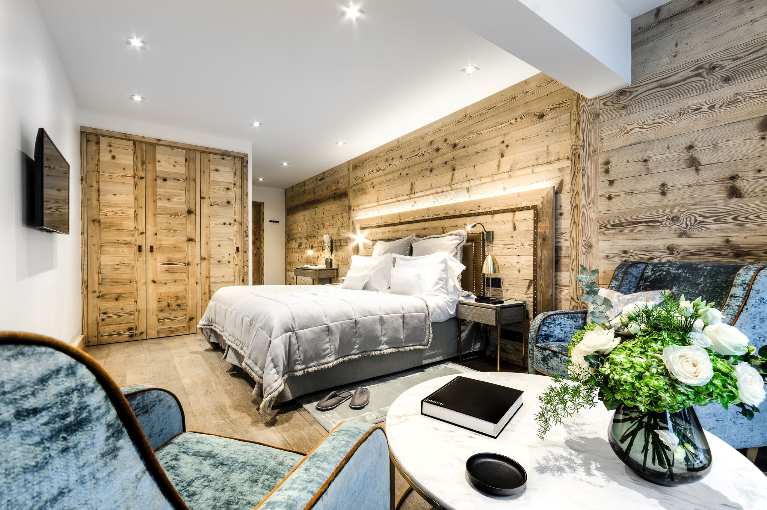 Hotel La Sivolière Courchevel - Bright double bedroom with comfy seating area wardrobe and TV