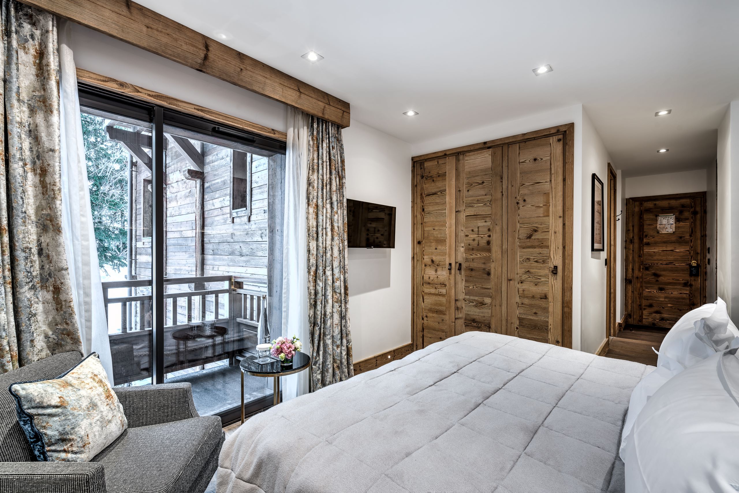 Hotel La Sivolière Courchevel - Bright and cosy double bedroom with seat wardrobe tv and private balcony