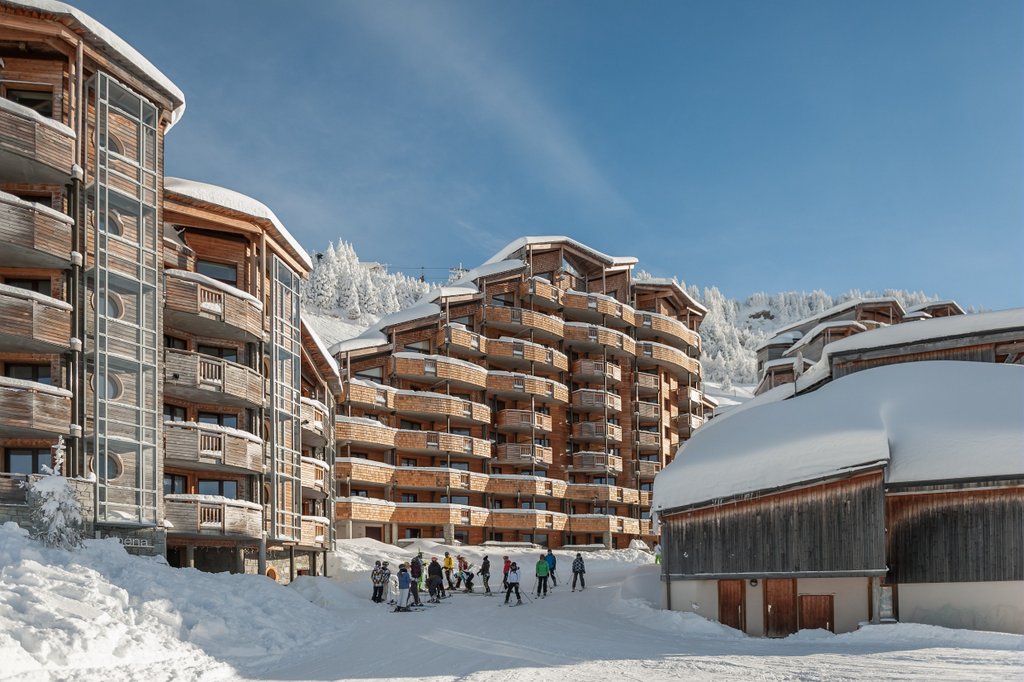 Residence Atria-Crozats Avoriaz - Exterior with snowy tress mountain and people skiing past