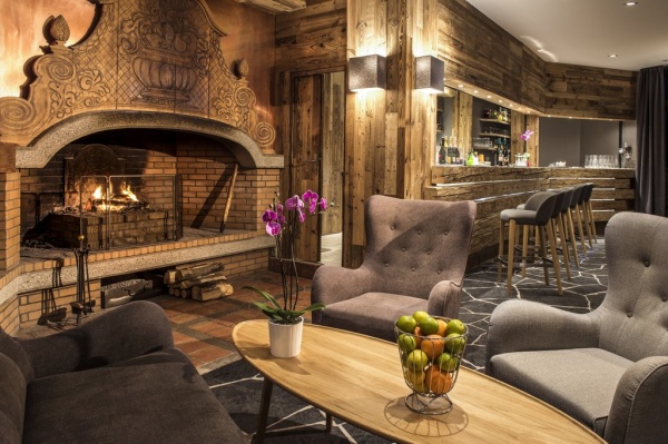 Hotel Le Pic Blanc Alpe d'Huez - Hotel Bar seating area with real fire