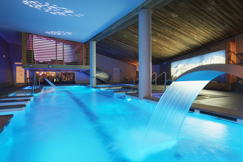 Hotel Le Chabichou Courchevel - Indoor swimming pool with two water features